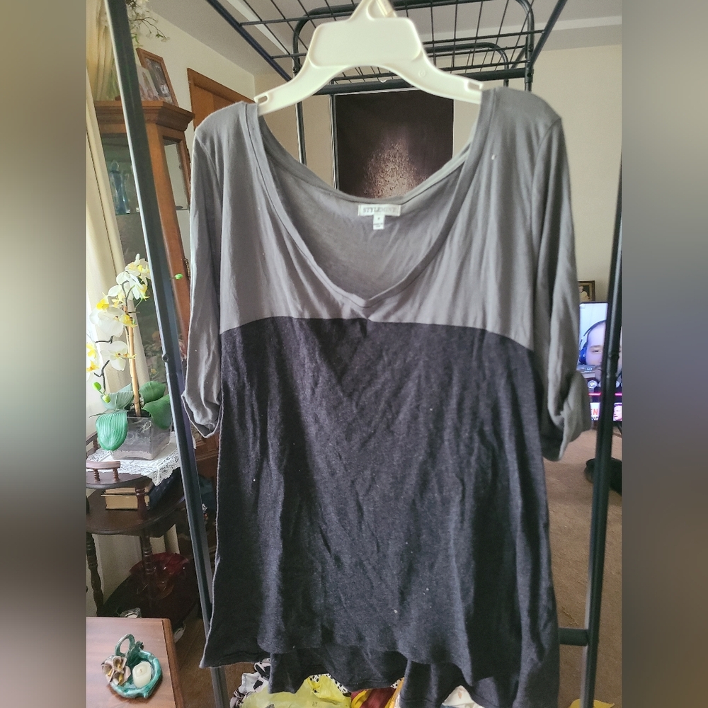 NEW Stylemint 2-Tone Gray & Black Boxy, V-neck, Hi-Lo Cut, 3/4 Cuffed Sleeve Tee